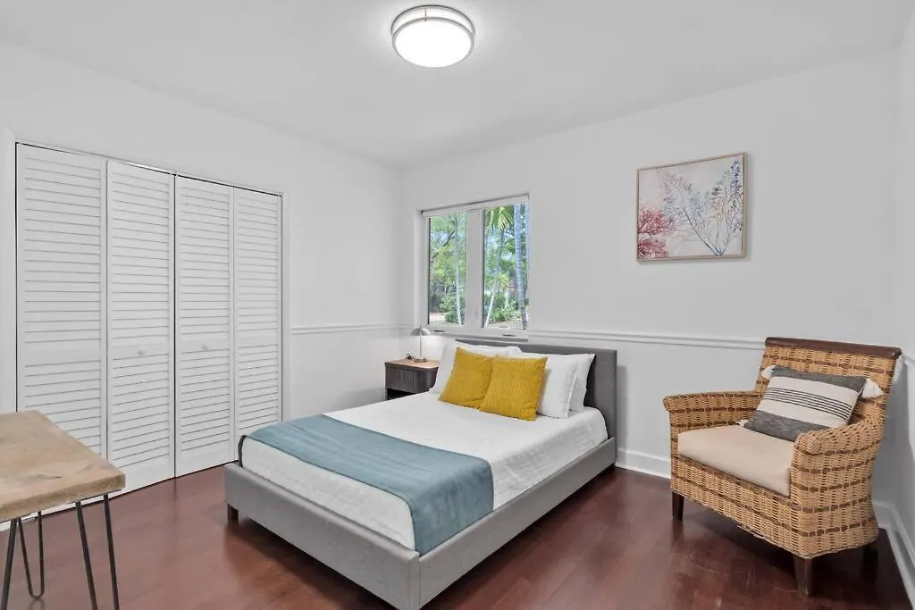6 Bedrooms Oasis Treat With Oversized Pool, 9 Minutes To The Villa Miami