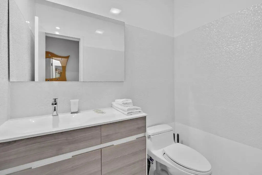 6 Bedrooms Oasis Treat With Oversized Pool, 9 Minutes To The *