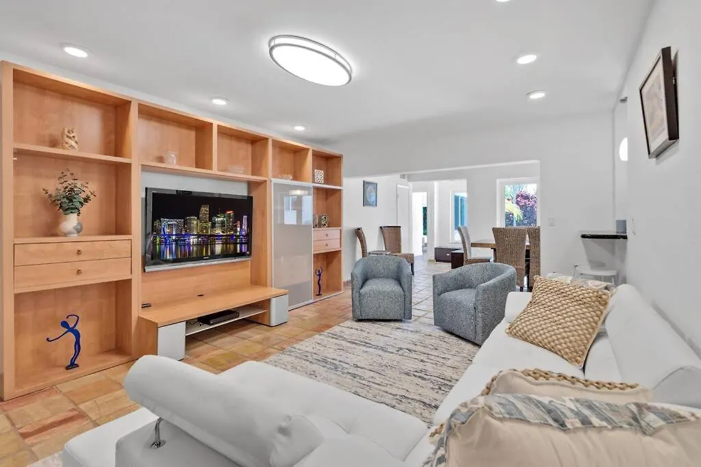 6 Bedrooms Oasis Treat With Oversized Pool, 9 Minutes To The Villa