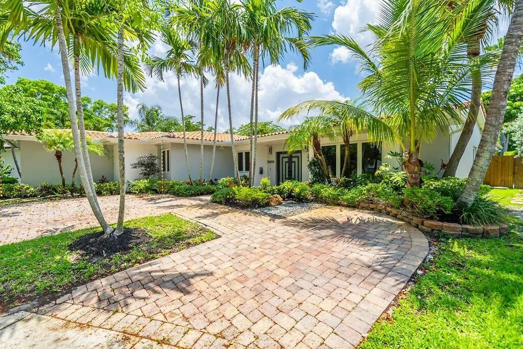 6 Bedrooms Oasis Treat With Oversized Pool, 9 Minutes To The Villa