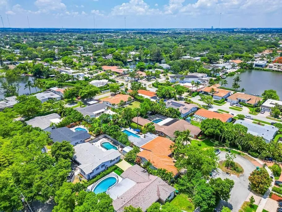 Villa 6 Bedrooms Oasis Treat With Oversized Pool, 9 Minutes To The *