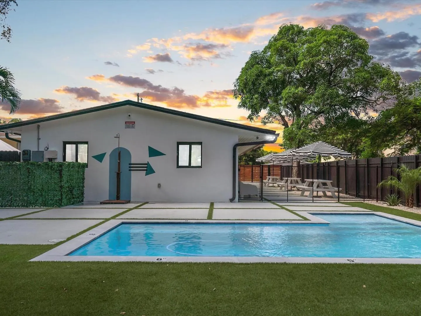 Daire Getaway Luxe Pool Garden & Courtyard *