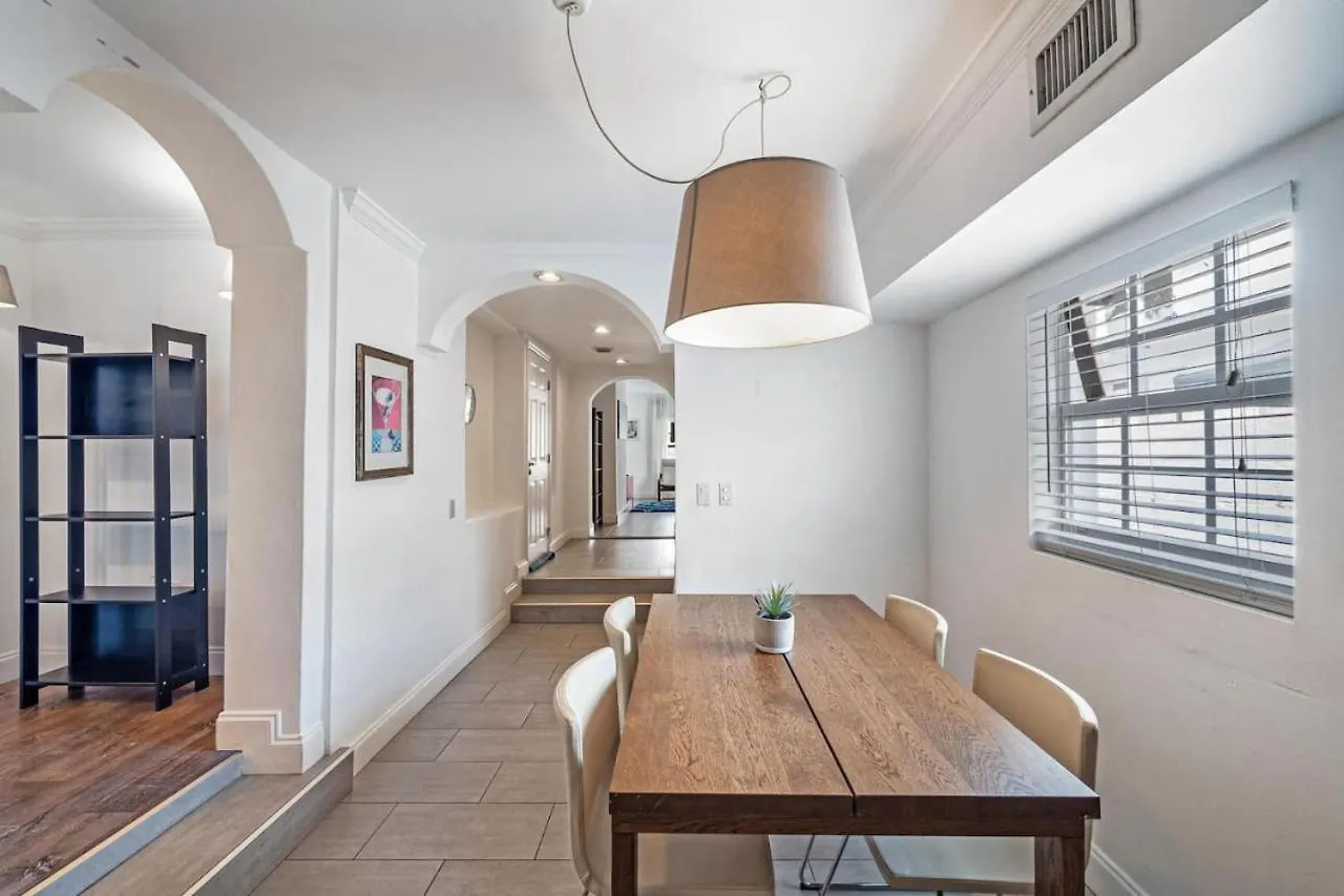 Apartment West Brickell Gem With Private Garden, 2br 2bath Miami