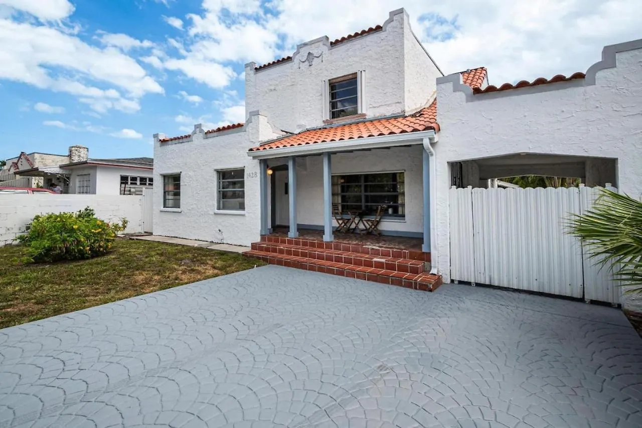 West Brickell Gem With Private Garden, 2br 2bath Miami