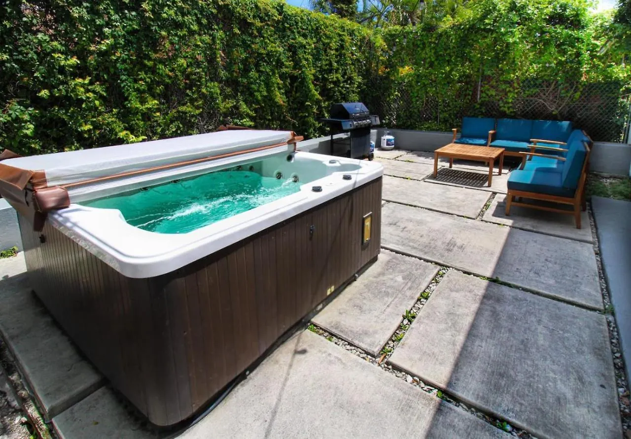 Holiday home 4bed 3bath Coral Gables Area Stunning With Hot Tub