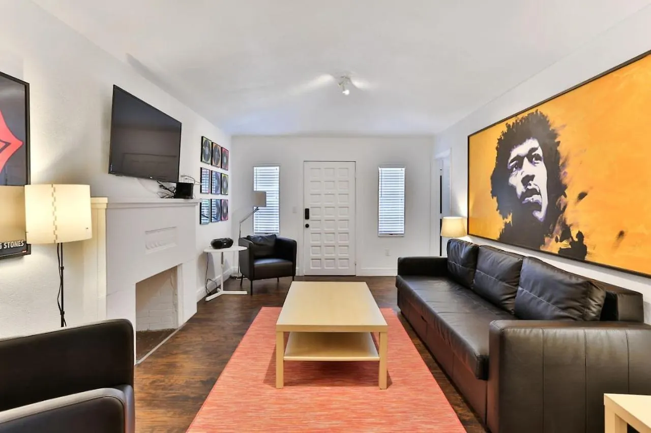 Modern Rock Themed House W Hot Tub Huge Yard *