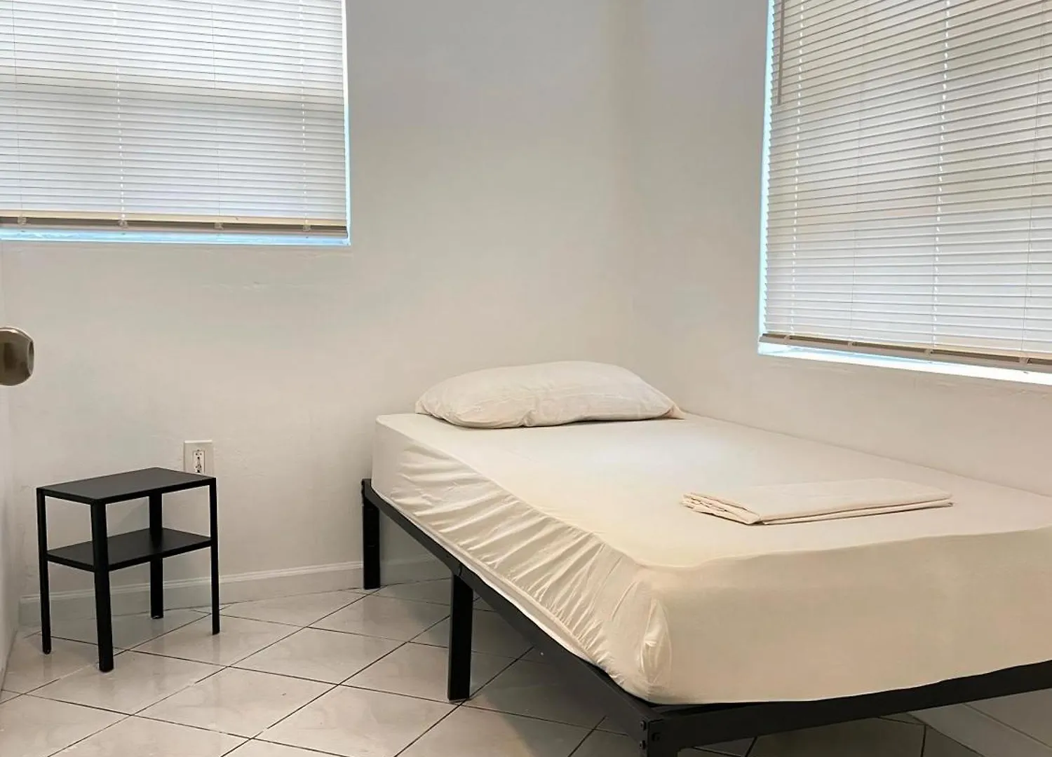 Ludge By Airport Hostel *