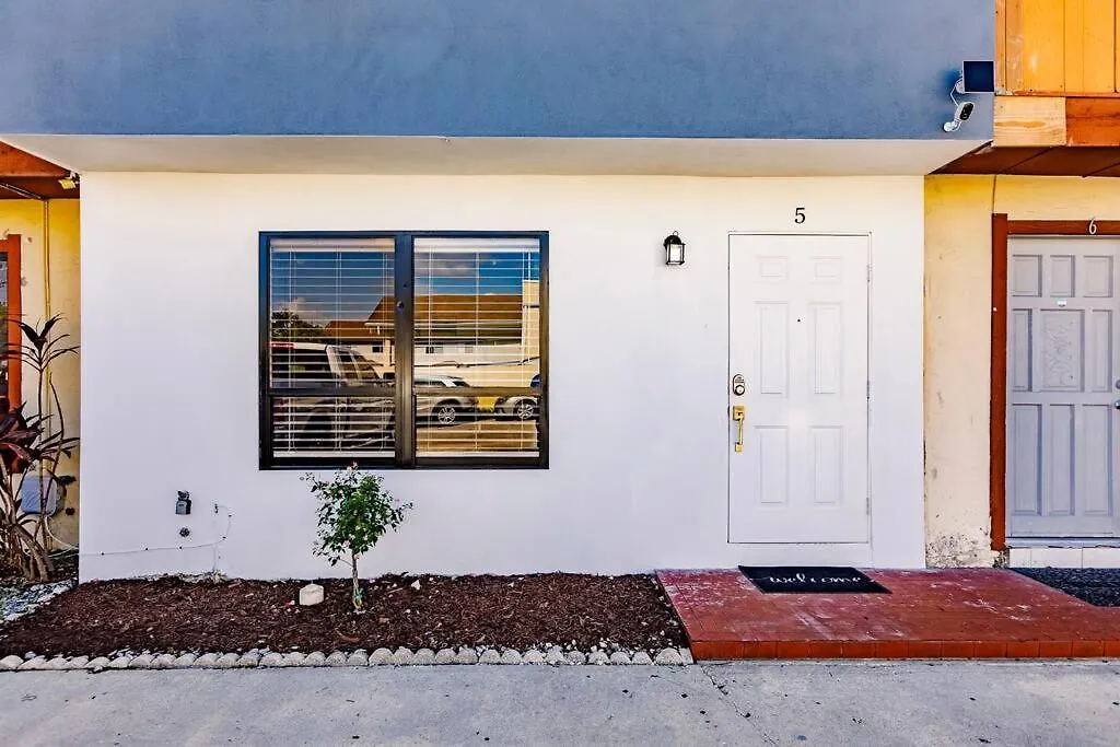Oasis 7 Mins To Dolphin Mall Mia Ps4 Games