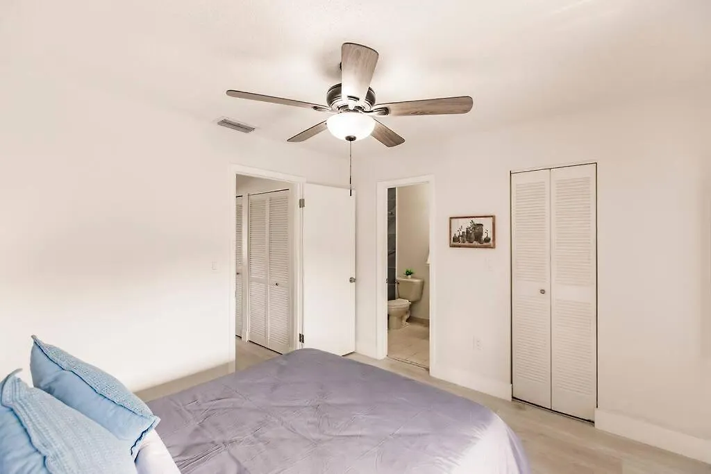 Oasis 7 Mins To Dolphin Mall Mia Ps4 Games *