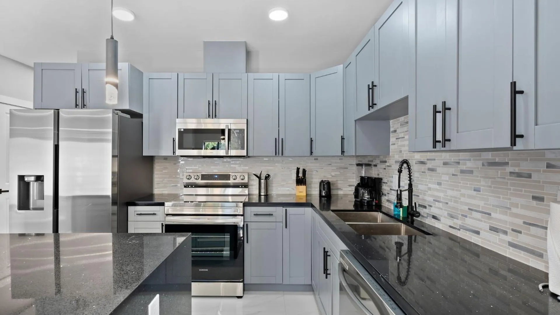 Apartment Modern 4-br House With Free Parking *