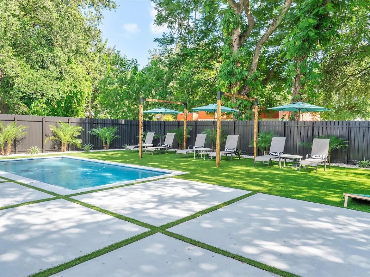 Apartment Getaway Luxe Pool Garden & Courtyard *