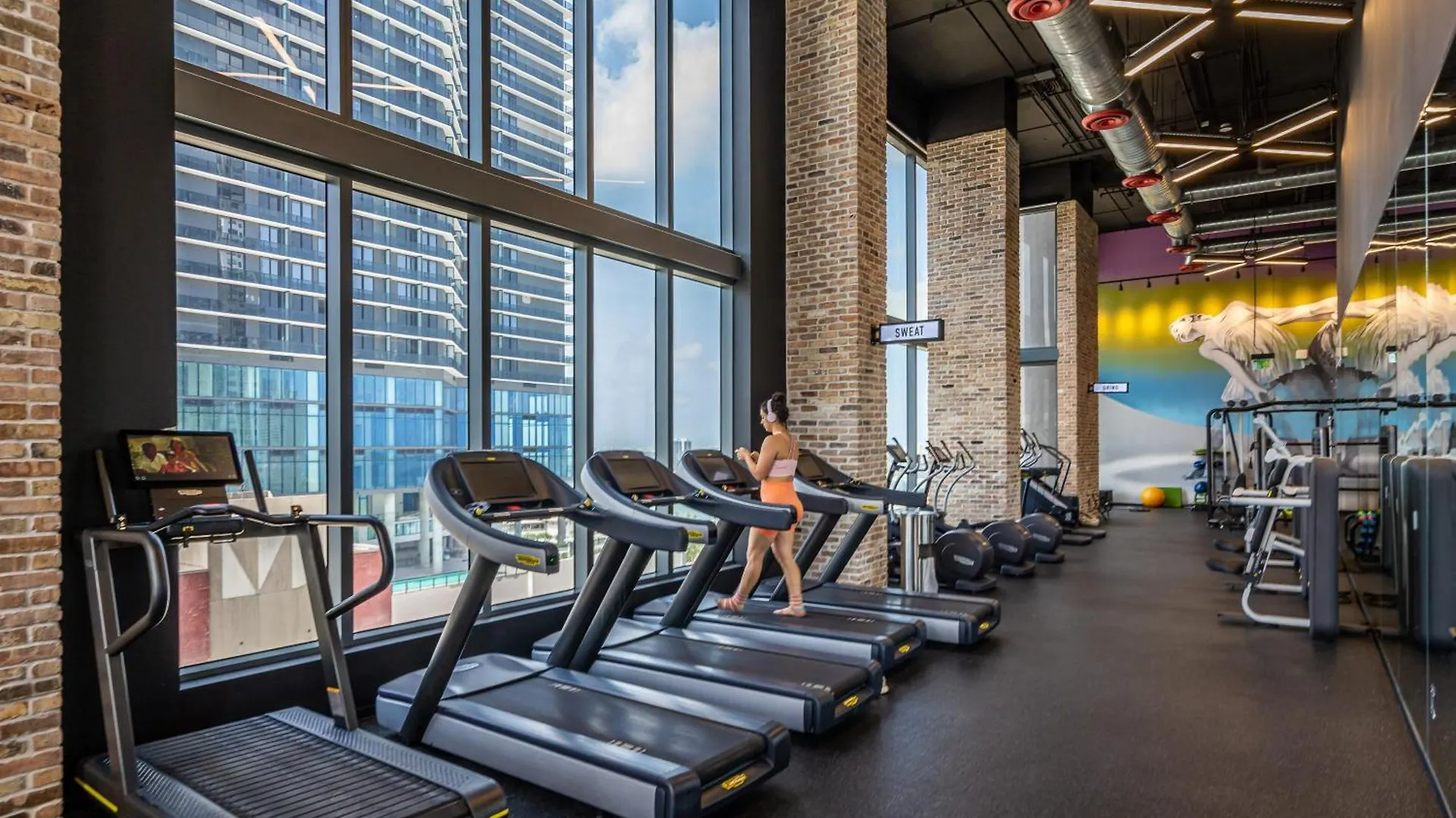 Exceptional In The Heart On Downtown Apartment