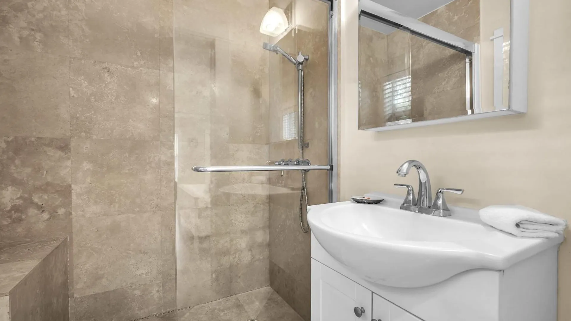 Renovated Grove -near Coconut Grove Holiday home *
