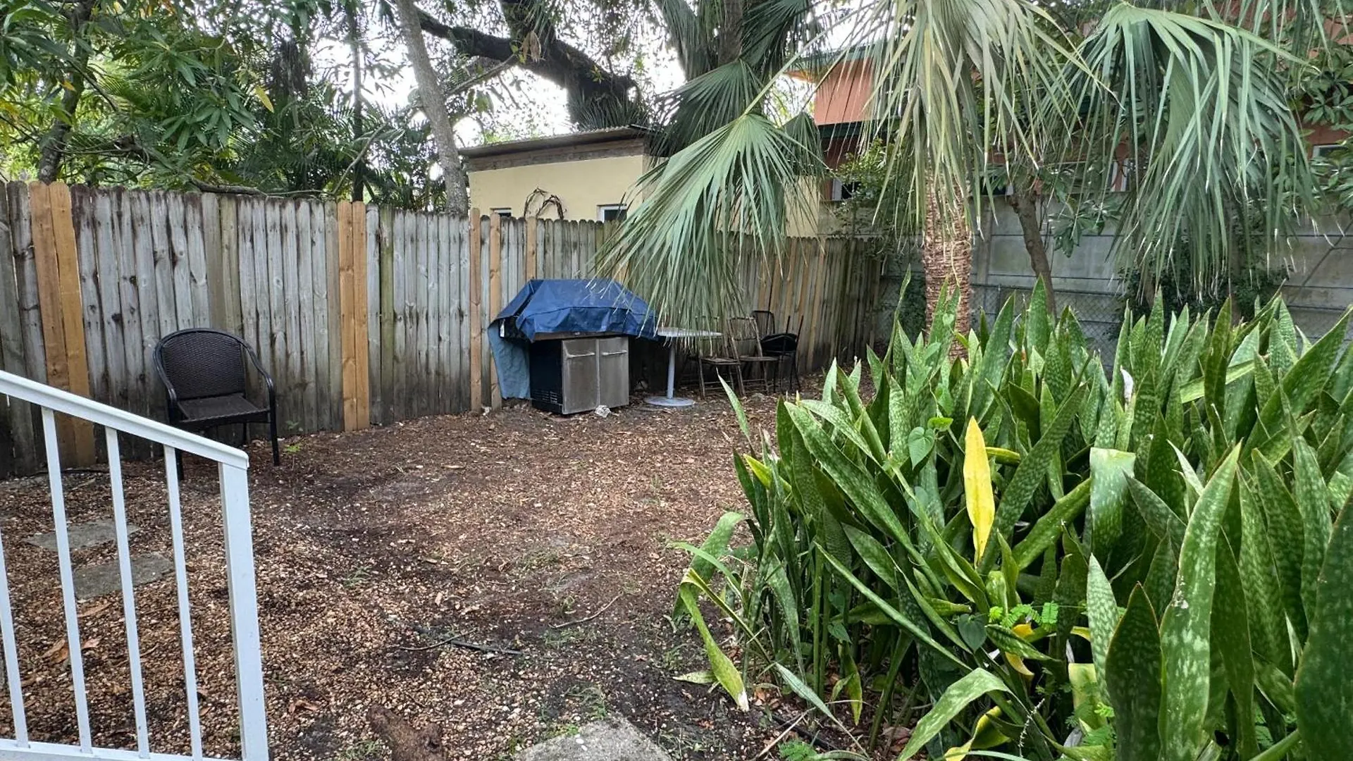 Key West Style Historic In Coconut Grove Florida, The Blue House 펜션 *
