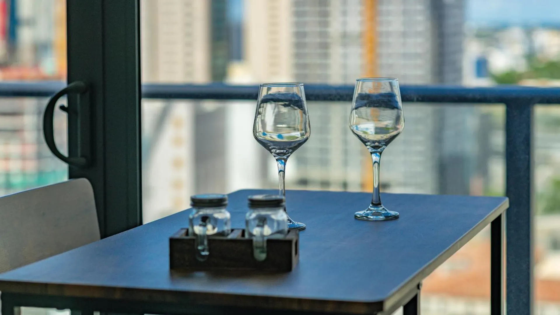Breezy Luxury Residences - Near Kaseya Center Apartment *