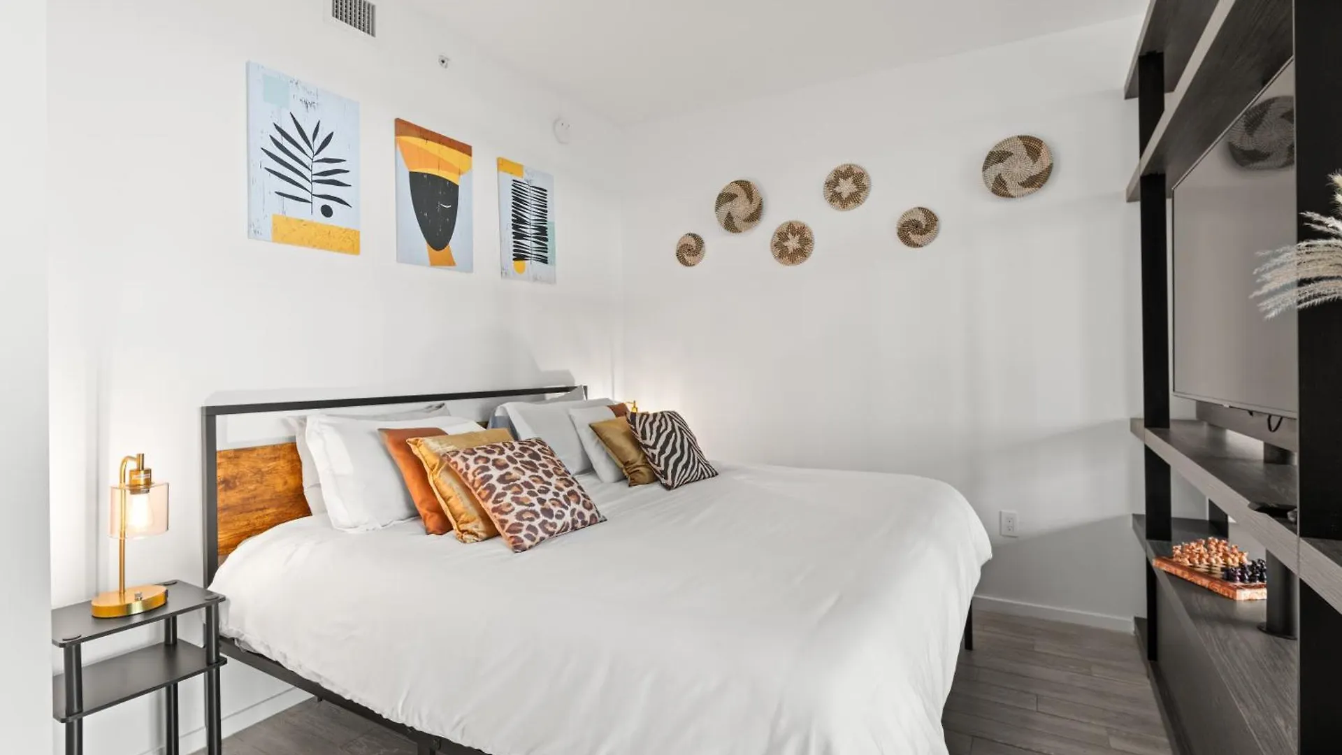 Breezy Luxury Residences - Near Kaseya Center Apartment