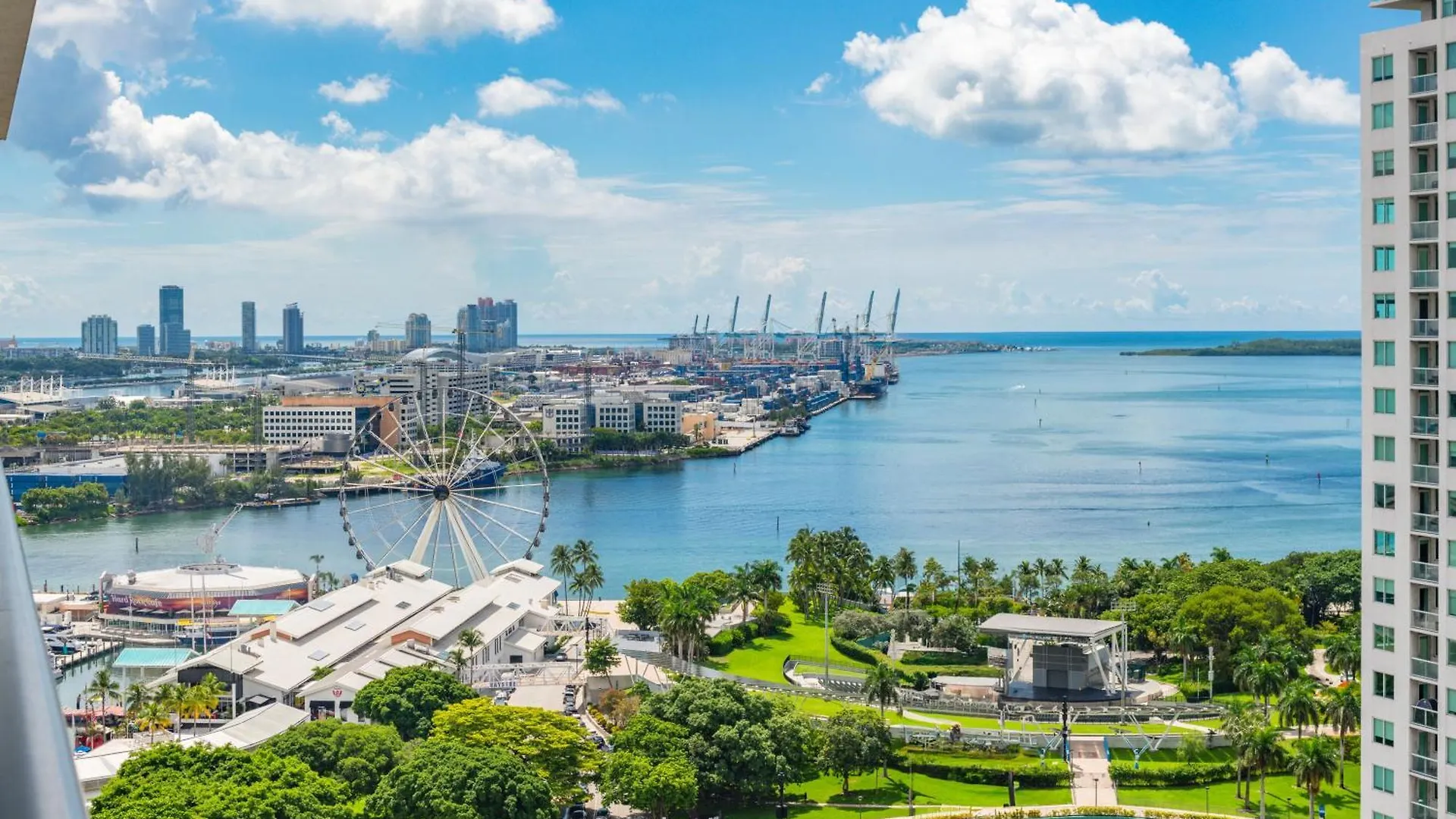 Apartment Breezy Luxury Residences - Near Kaseya Center Miami