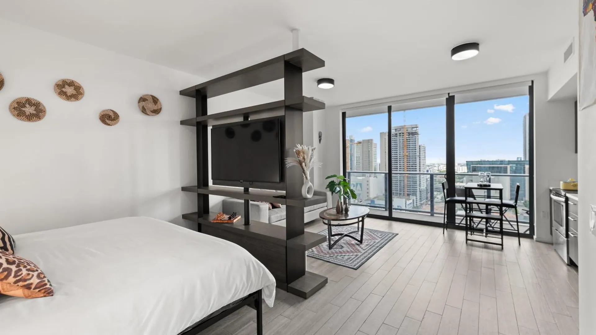 Breezy Luxury Residences - Near Kaseya Center Apartment Miami