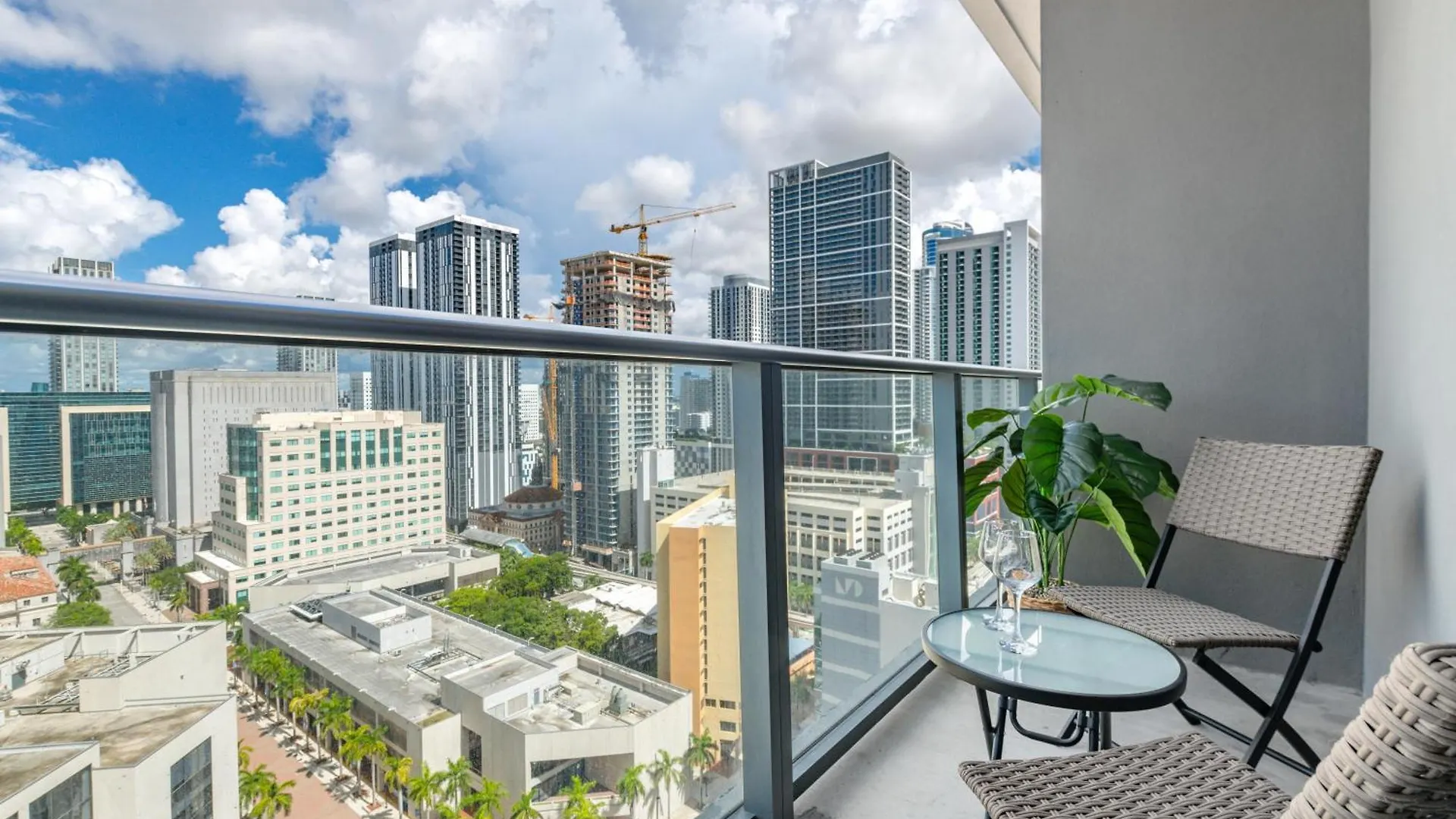 Breezy Luxury Residences - Near Kaseya Center