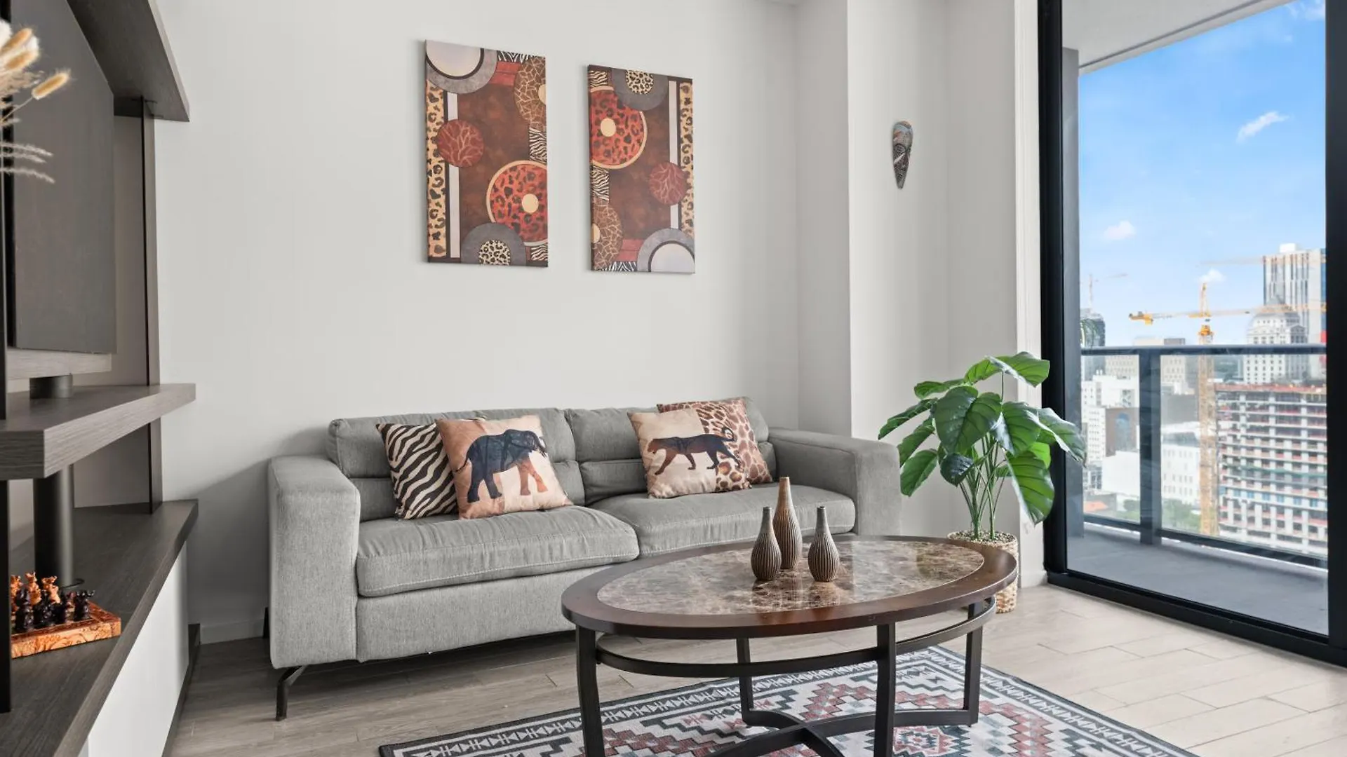 Breezy Luxury Residences - Near Kaseya Center *