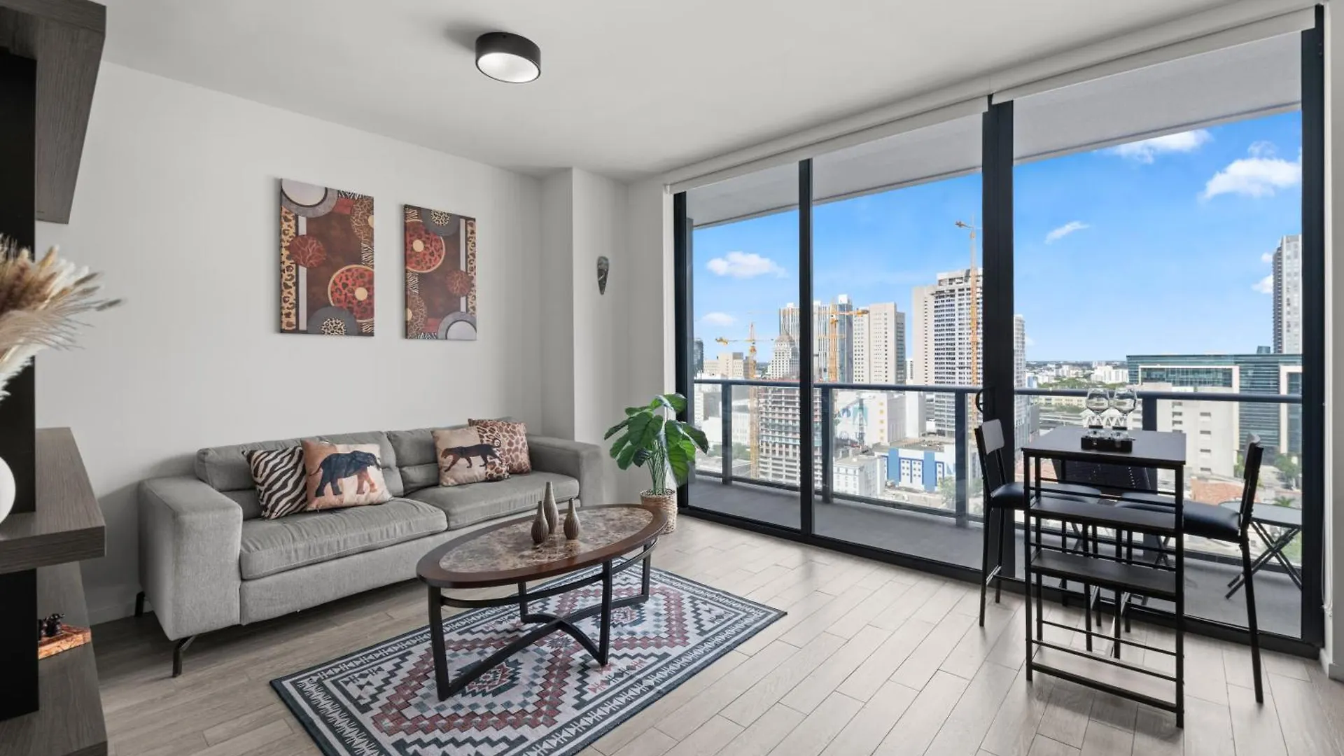 Breezy Luxury Residences - Near Kaseya Center