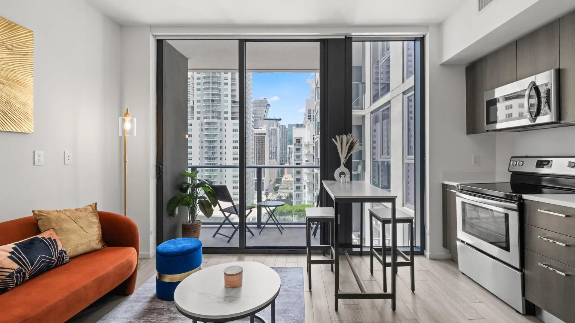Breezy Luxury Residences - Near Kaseya Center Apartment *