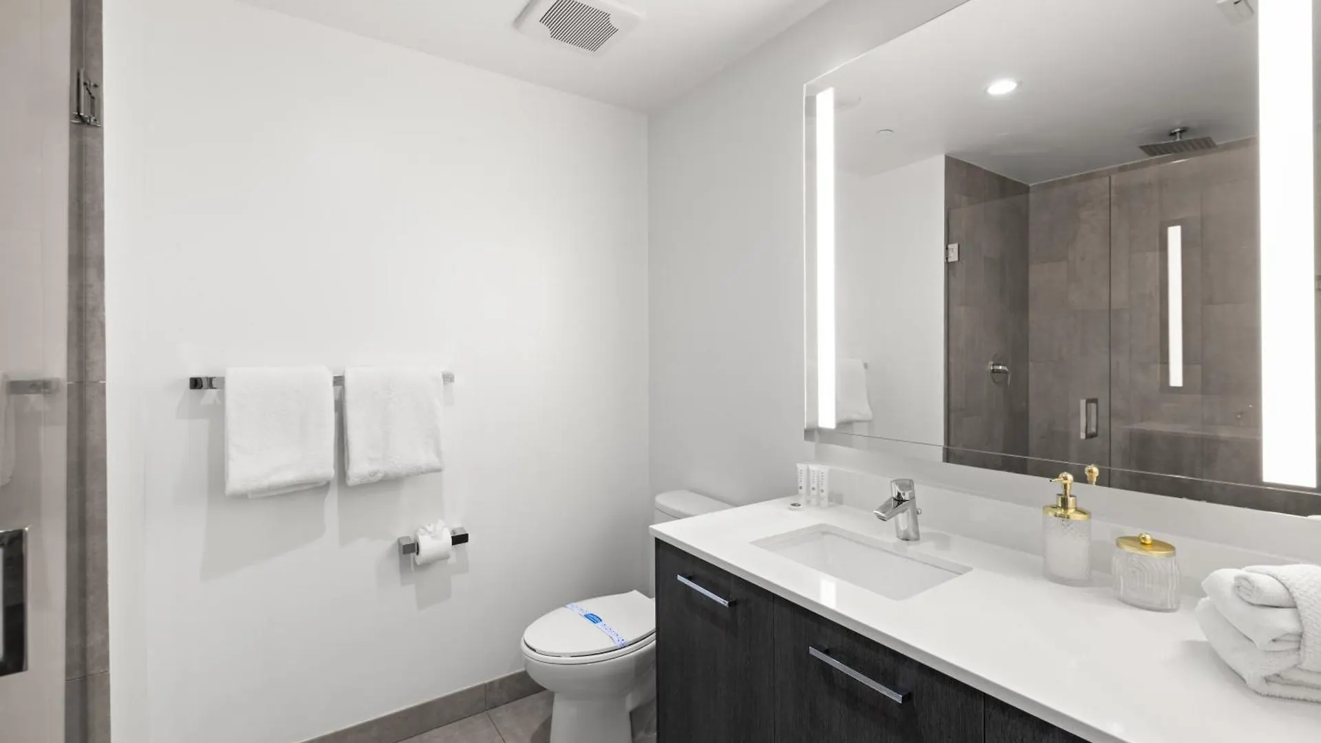 Breezy Luxury Residences - Near Kaseya Center Miami