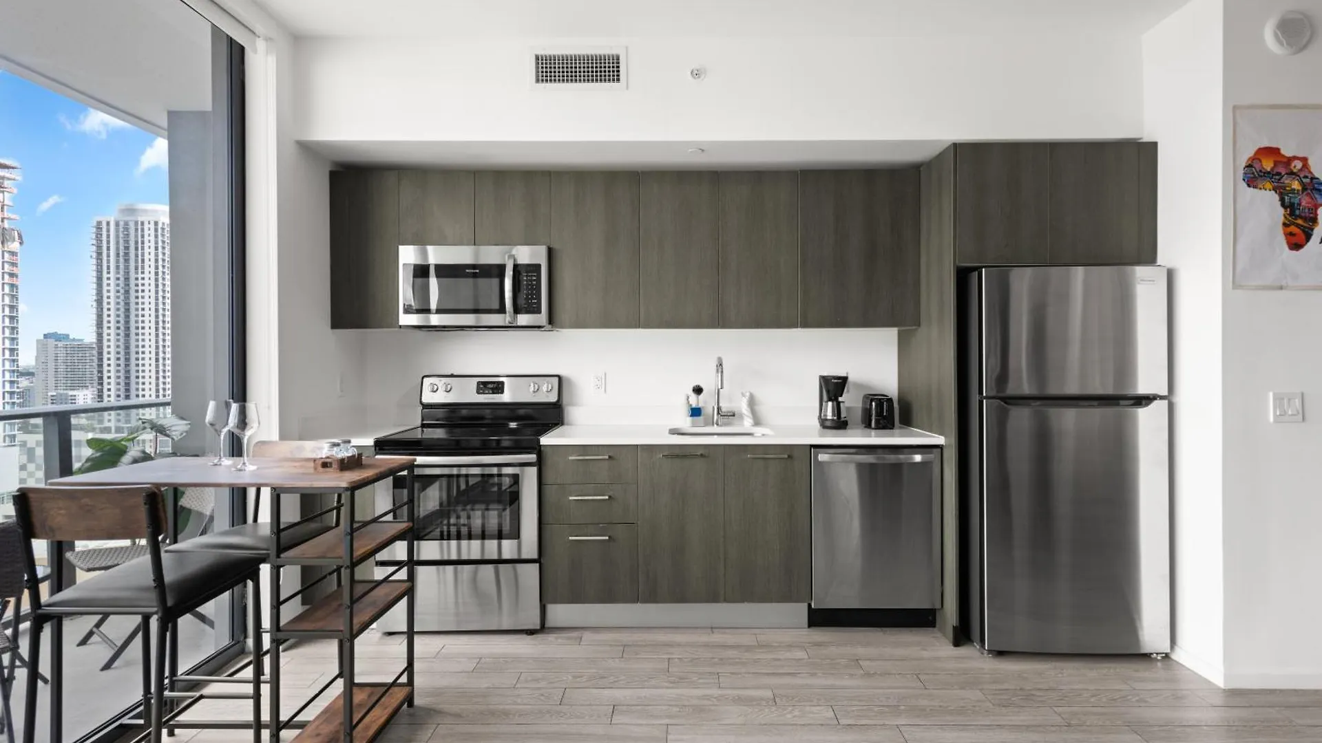 Breezy Luxury Residences - Near Kaseya Center *