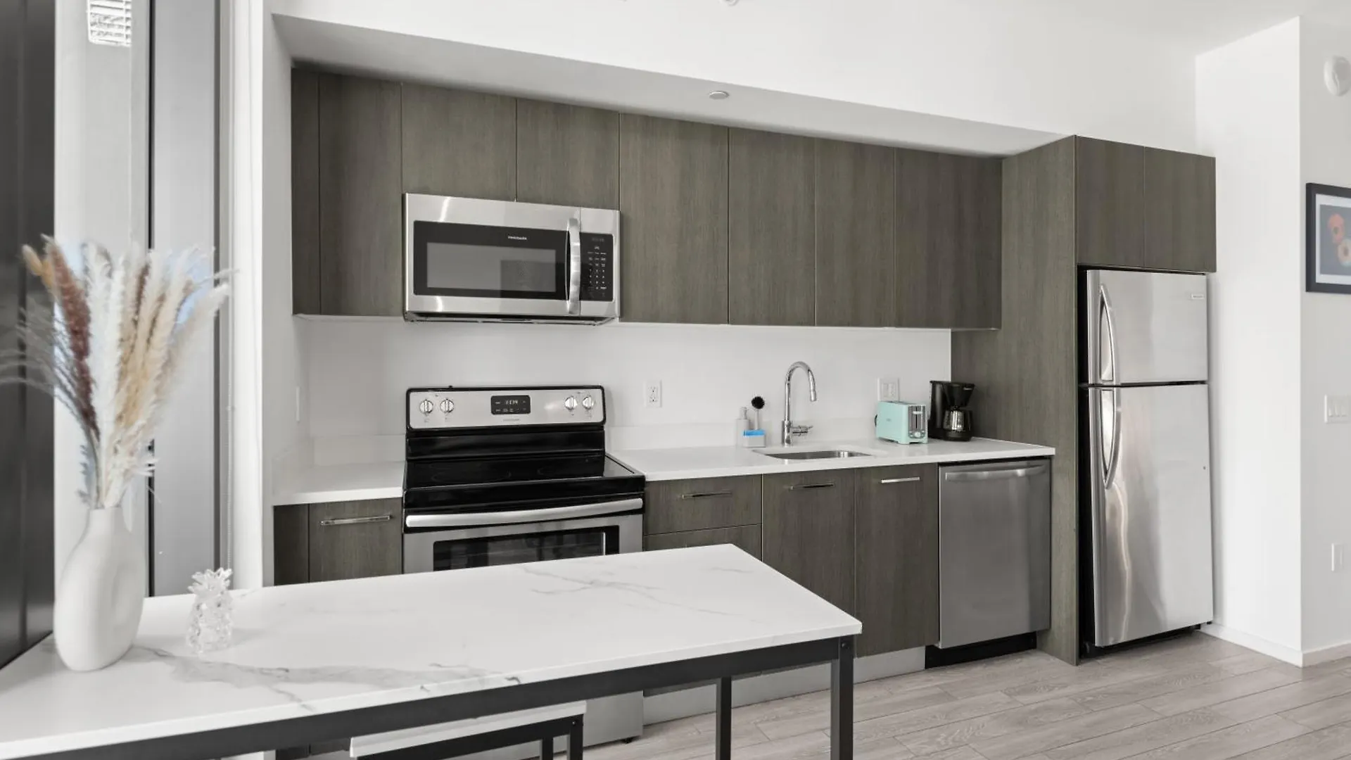 Breezy Luxury Residences - Near Kaseya Center Apartment *