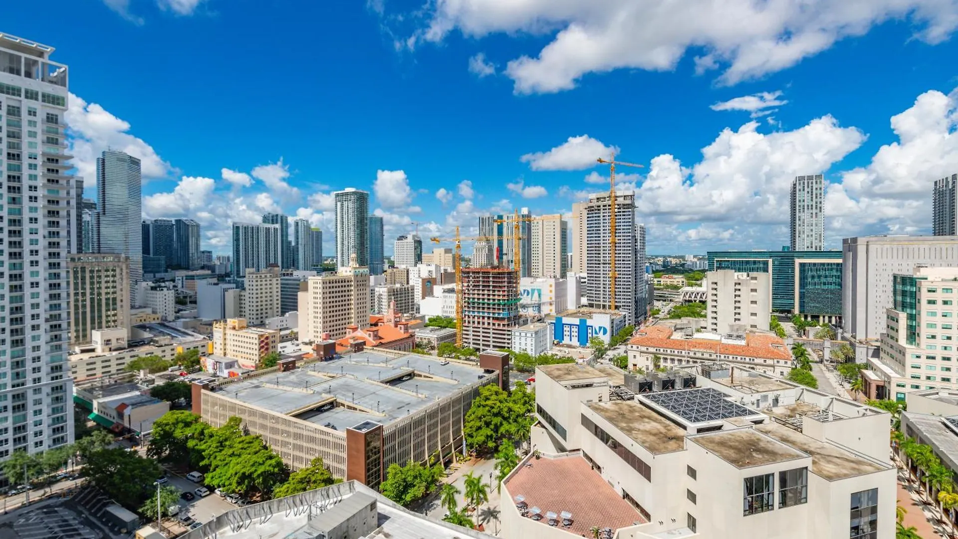 Breezy Luxury Residences - Near Kaseya Center