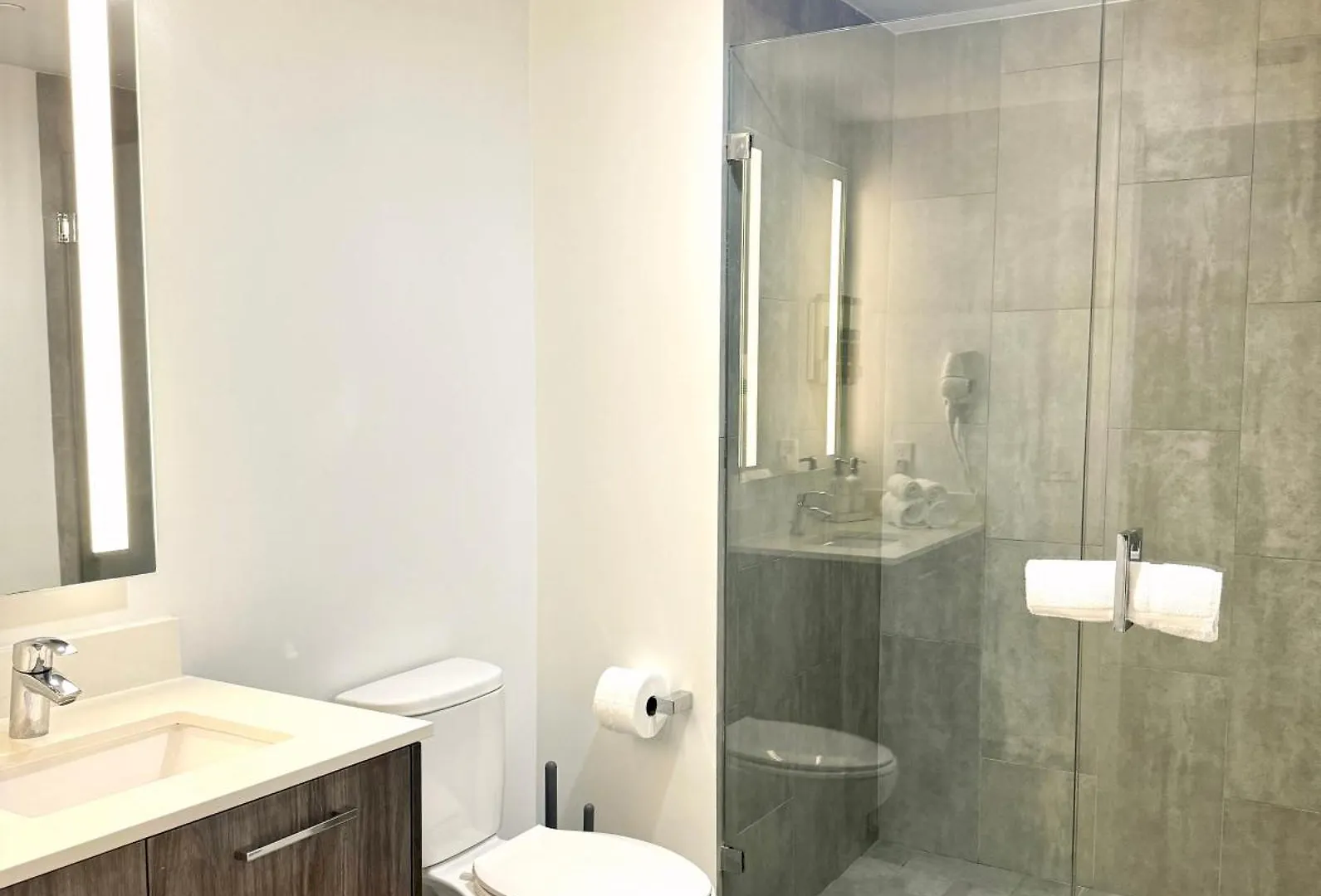 Modern & Chic Downtown One Block From Bayside Marketplace - Free Parking Apartment