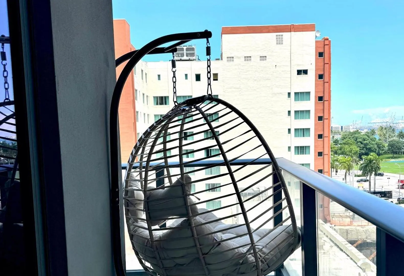 Modern & Chic Downtown One Block From Bayside Marketplace - Free Parking