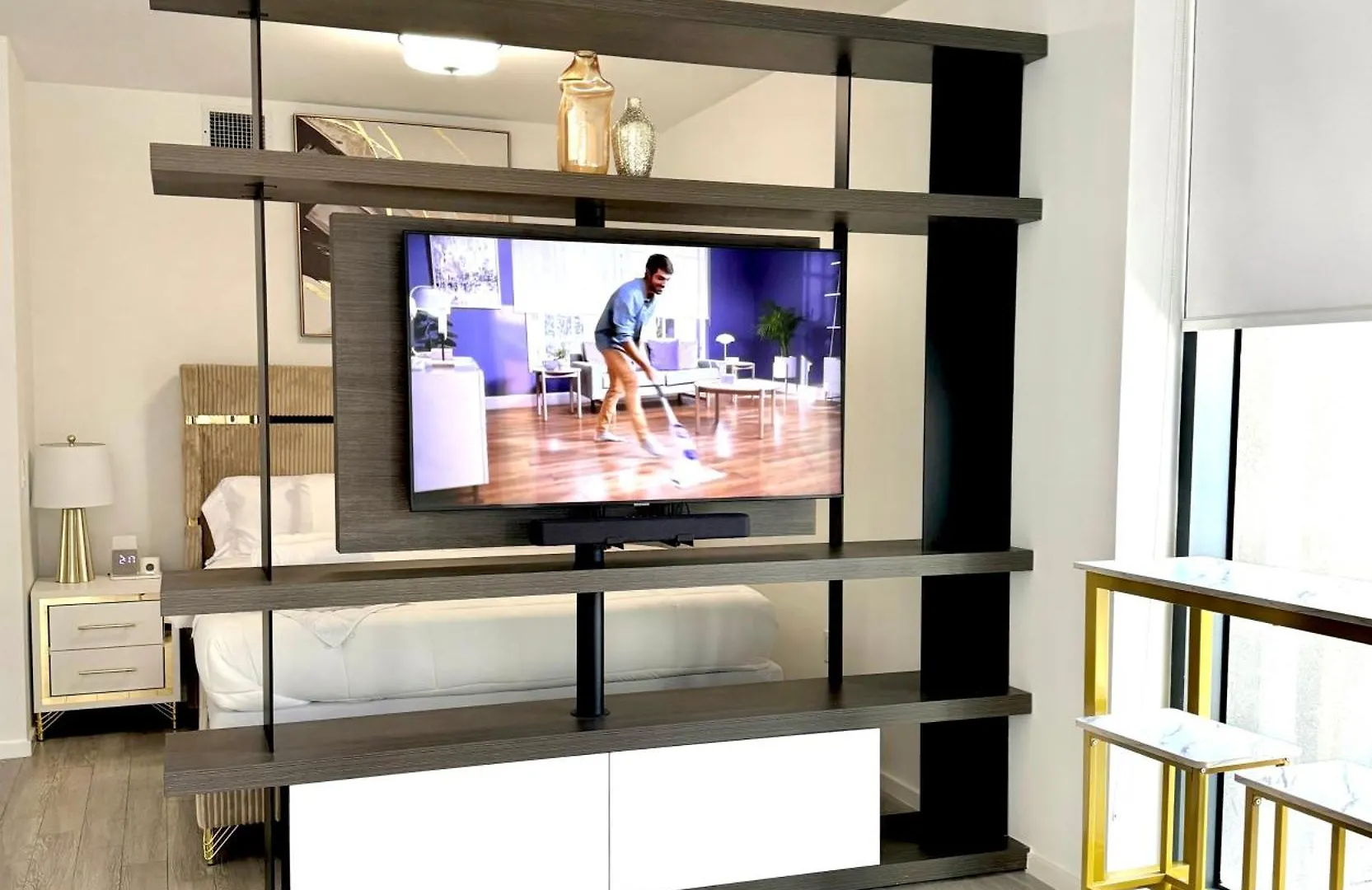 Modern & Chic Downtown One Block From Bayside Marketplace - Free Parking Apartment