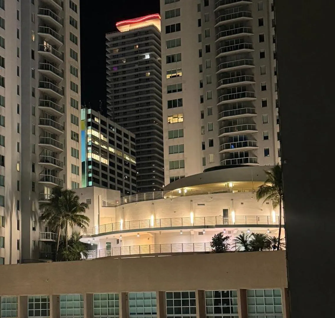 Modern & Chic Downtown One Block From Bayside Marketplace - Free Parking *