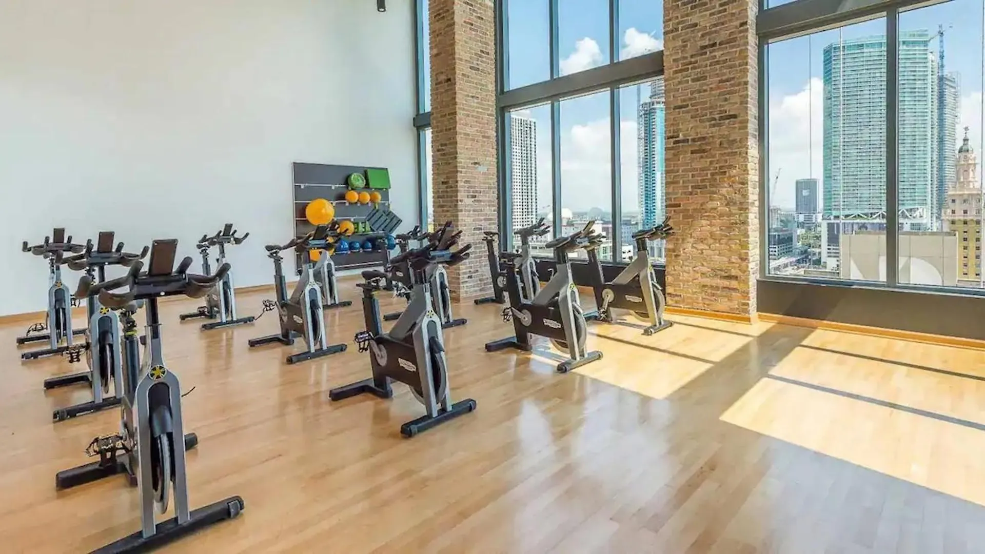 Modern & Chic Downtown One Block From Bayside Marketplace - Free Parking