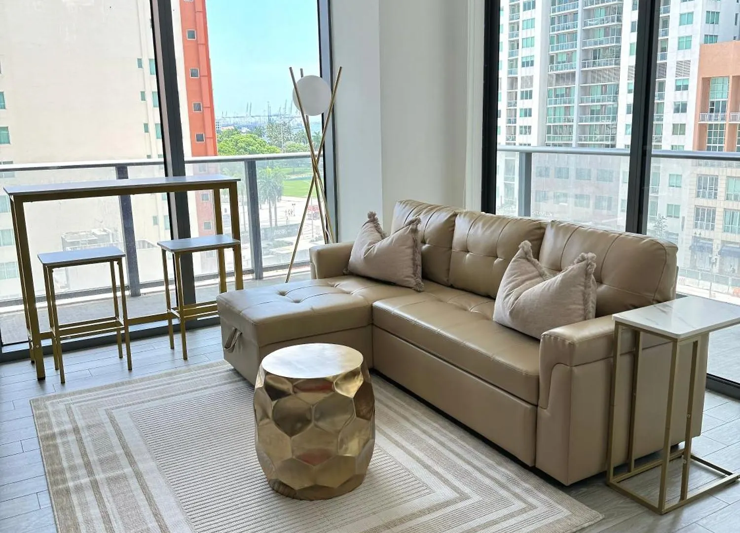 Modern & Chic Downtown One Block From Bayside Marketplace - Free Parking Apartment *