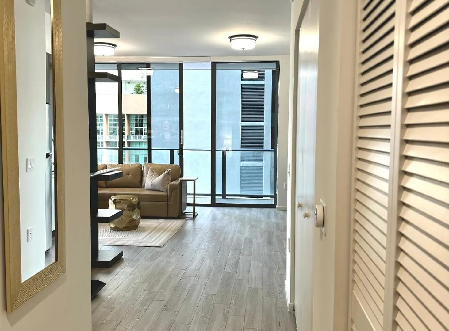 Modern & Chic Downtown One Block From Bayside Marketplace - Free Parking Apartment Miami
