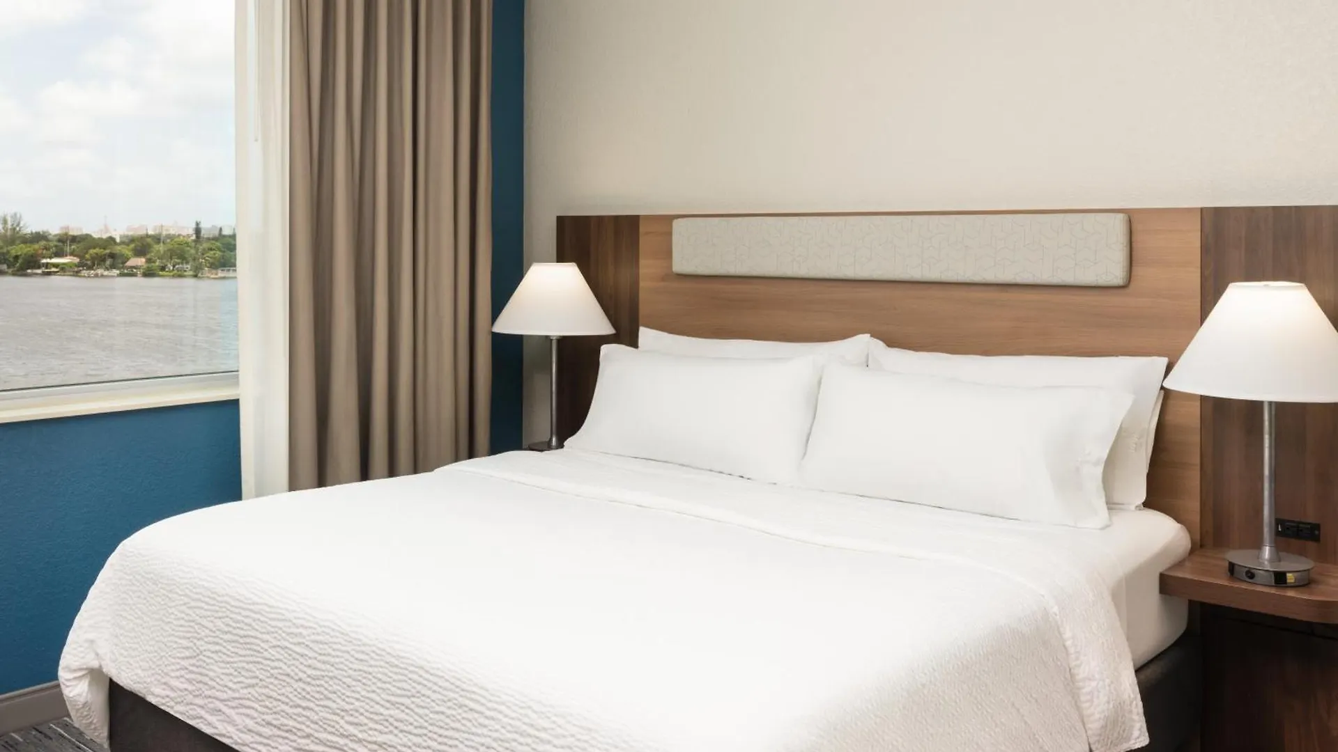 Express Airport-blue Lagoon Area By Ihg 4* Miami