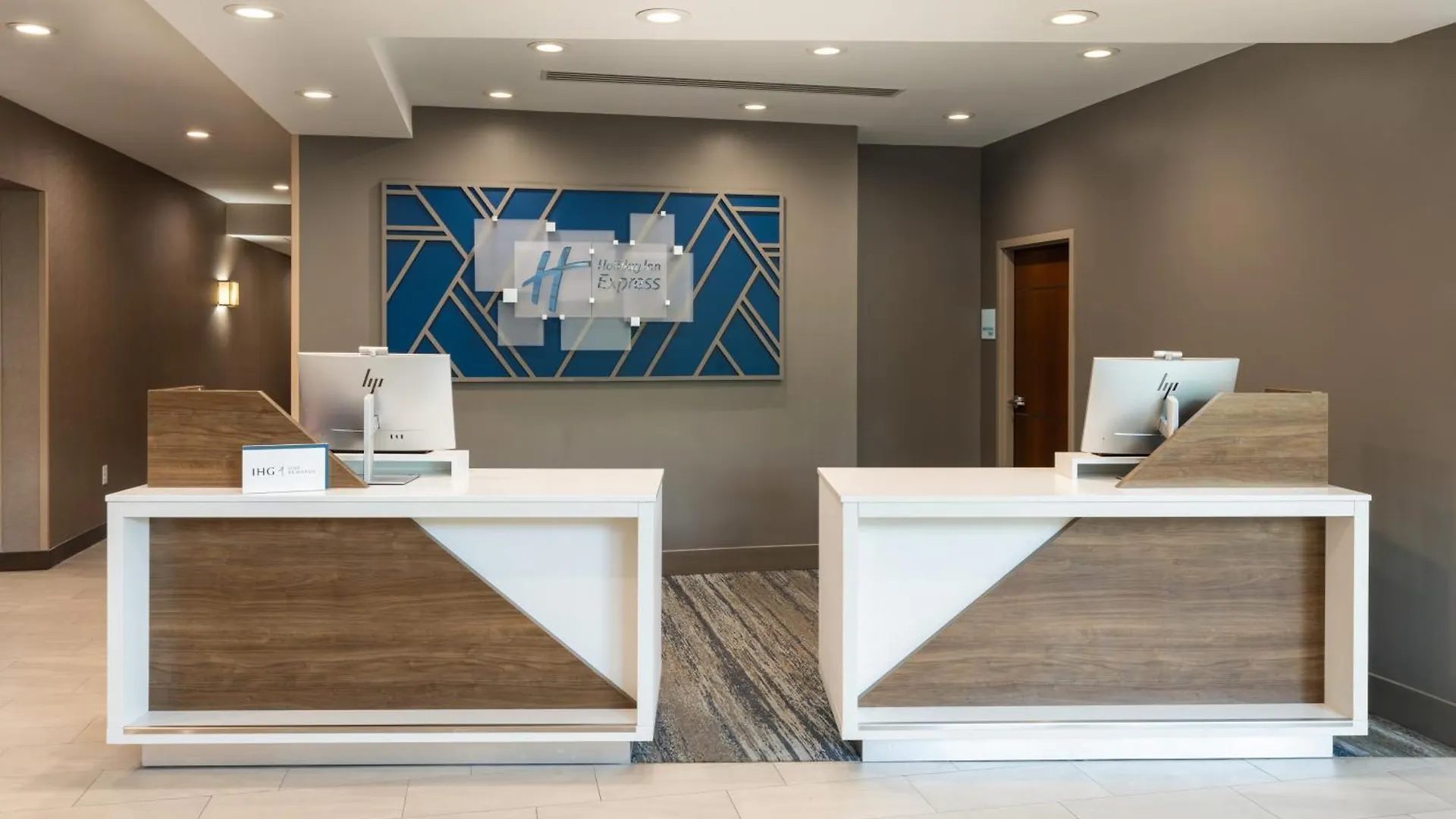 Hotel Express Airport-blue Lagoon Area By Ihg