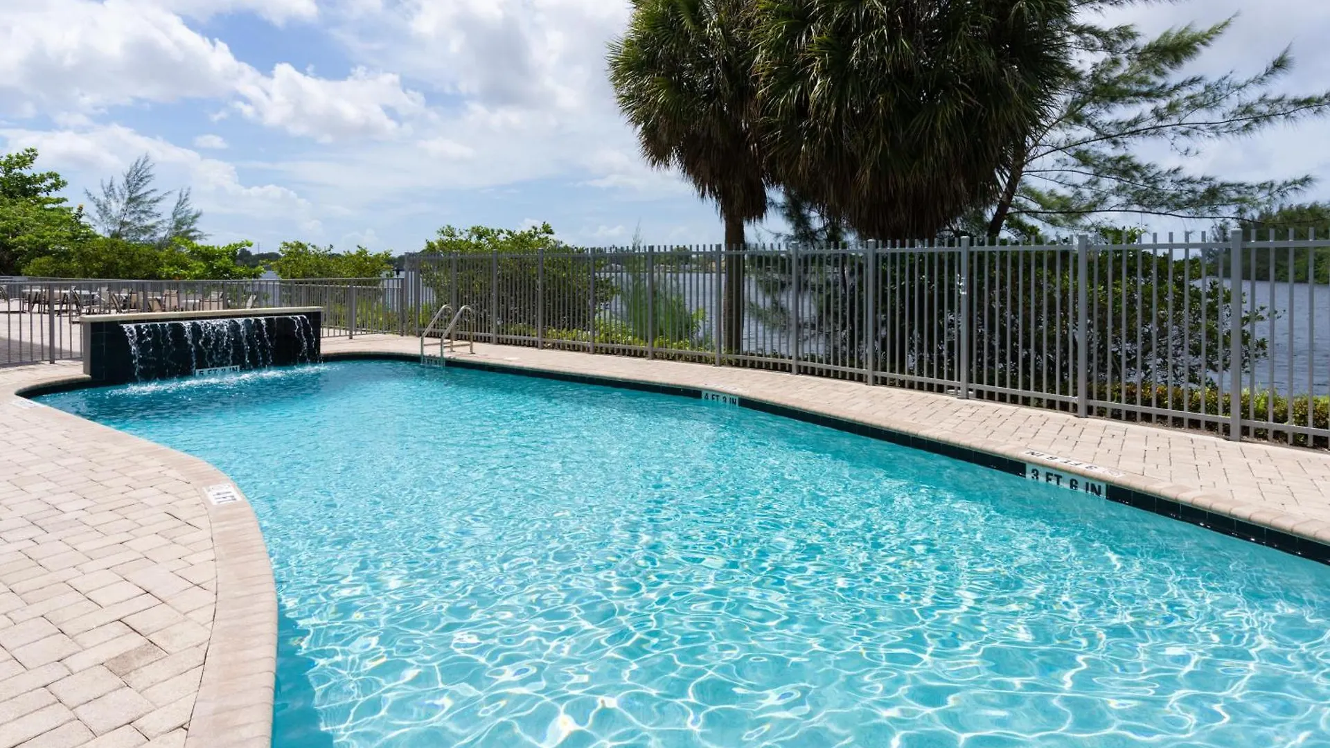 Express Airport-blue Lagoon Area By Ihg 4* Miami