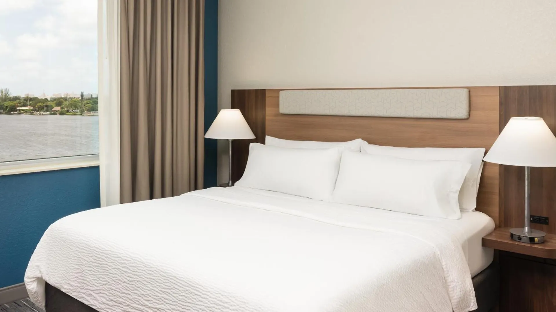 Express Airport-blue Lagoon Area By Ihg Miami
