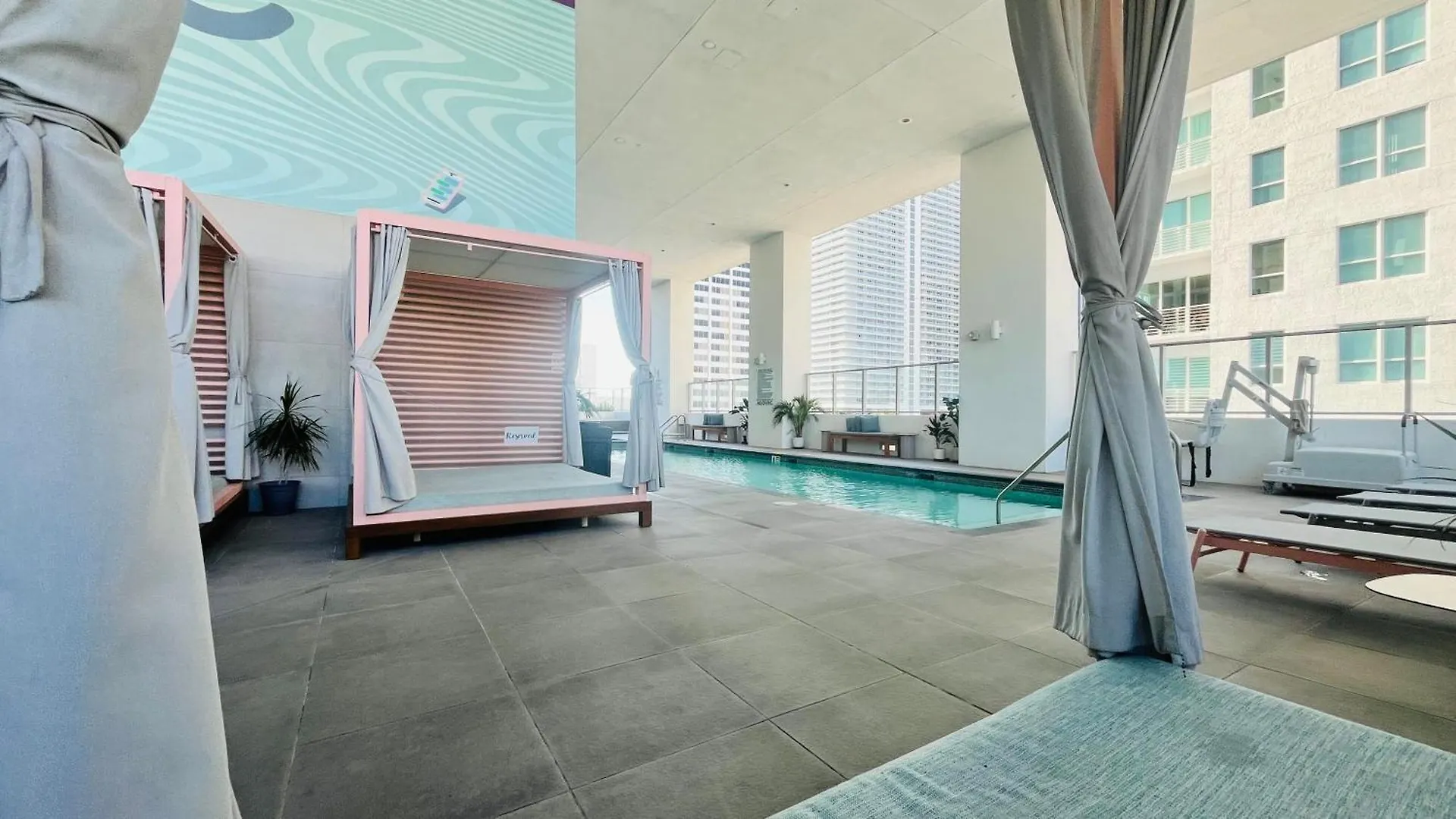 Sky-high 1 Bedroom Downtown Miami's Heart - Pool & Gym Holiday home *