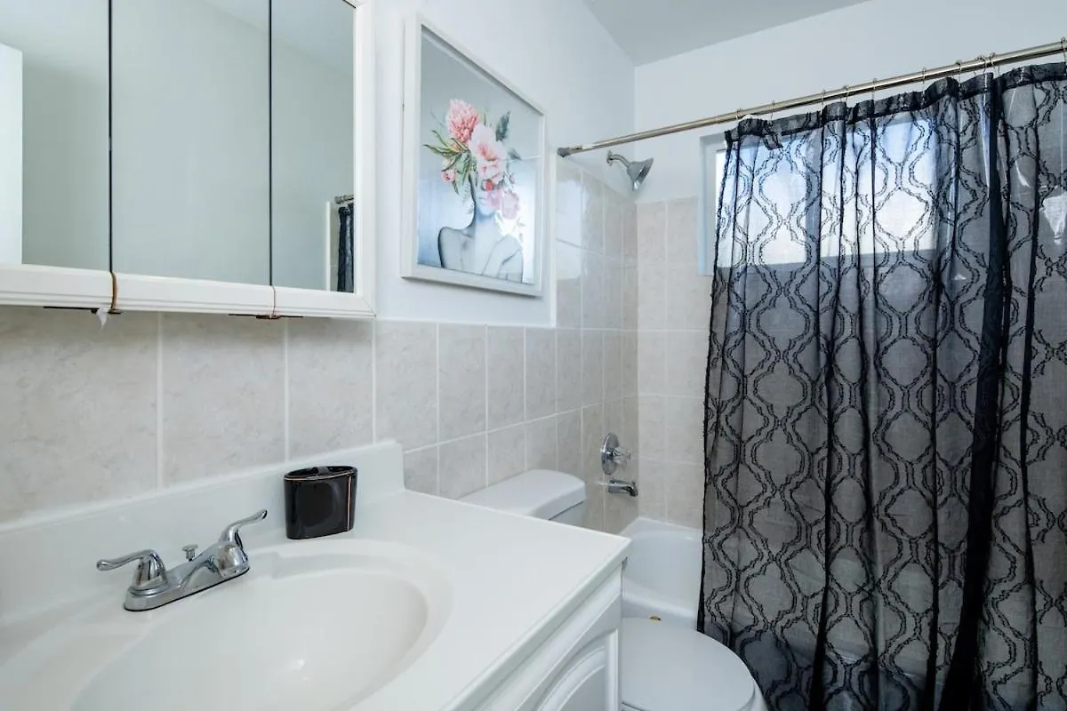 Holiday home Abundant 3bd King Bed Free Parking Wi-fi
