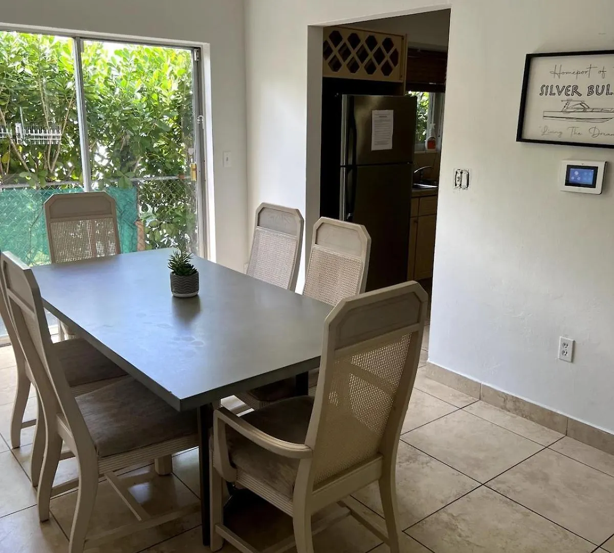 Holiday home Abundant 3bd King Bed Free Parking Wi-fi *