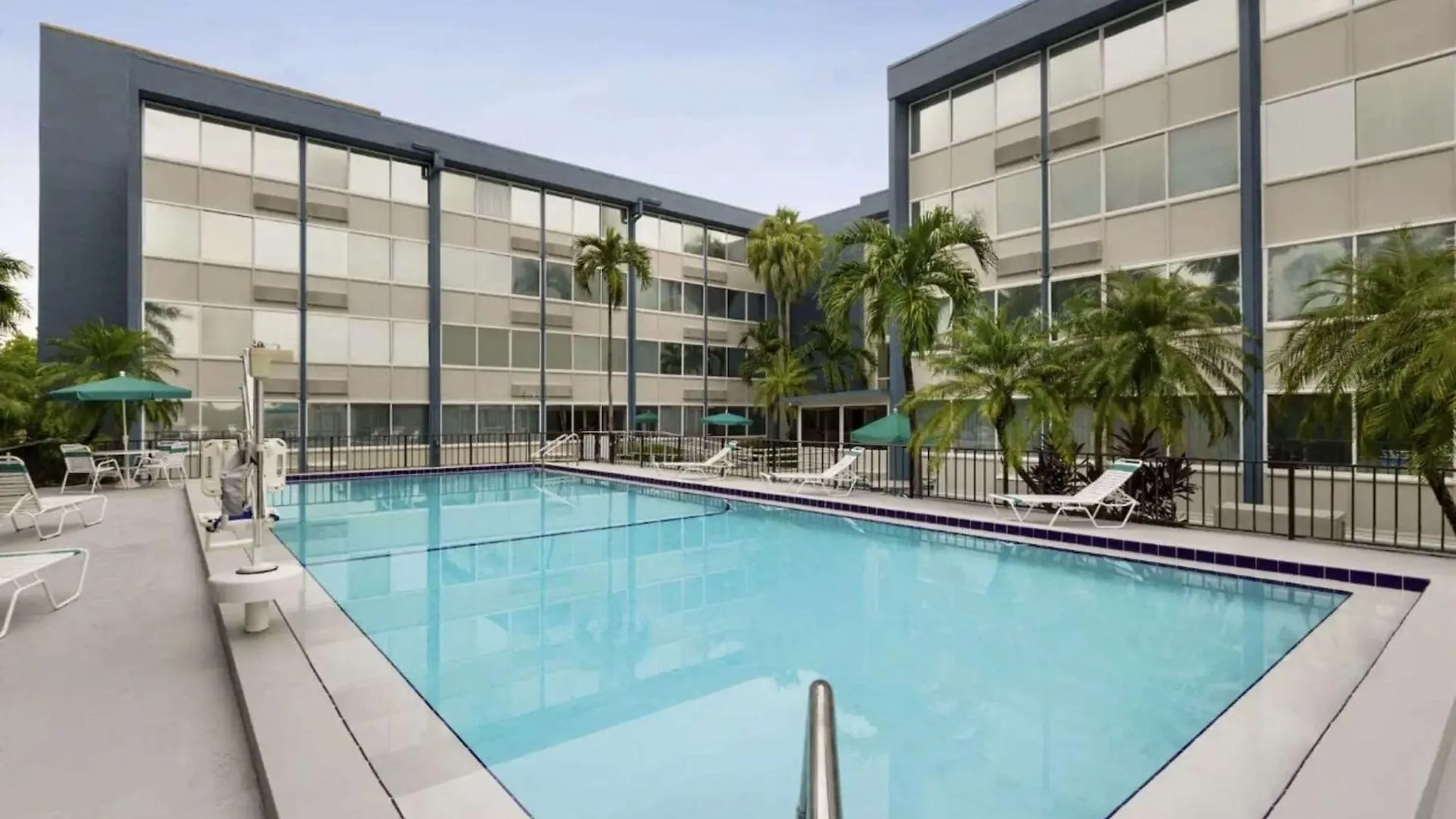 Hotel Envision International Airport Miami