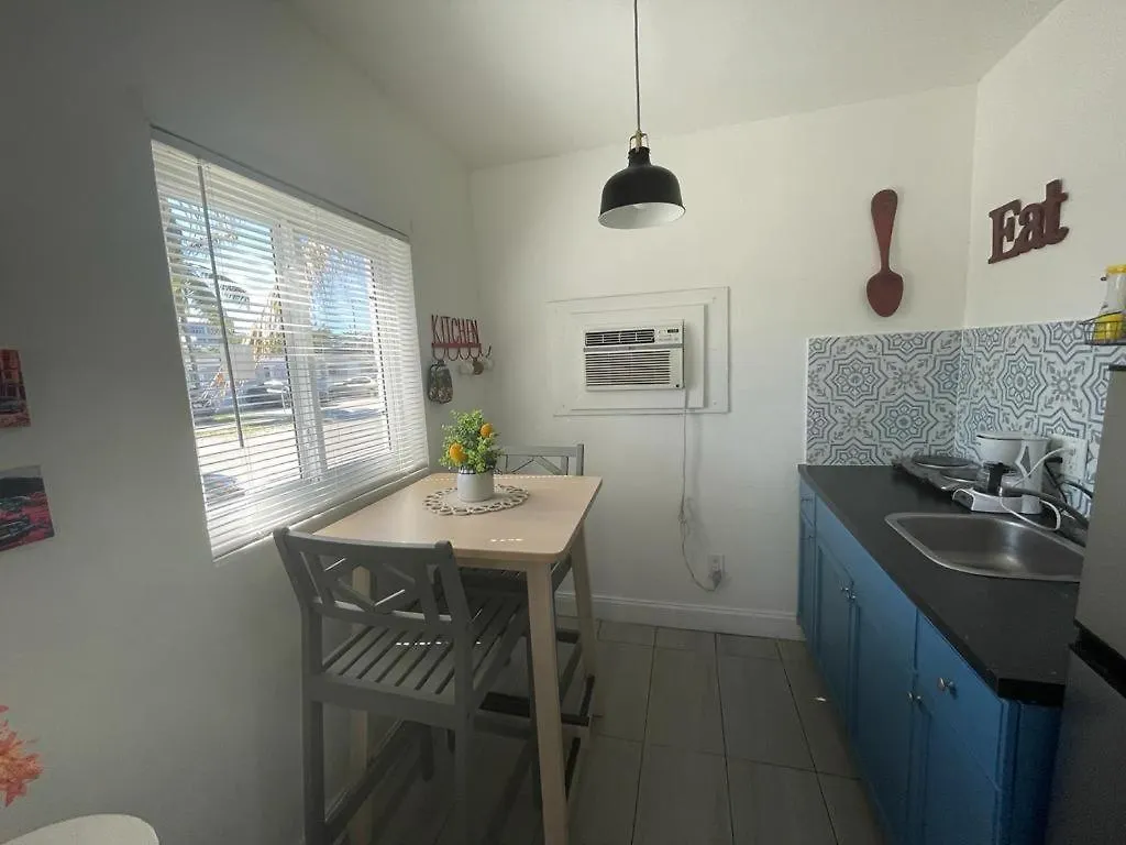 Chic And Comfortable Free Street Parking Apartment