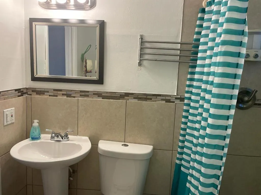 Chic And Comfortable Free Street Parking Apartment