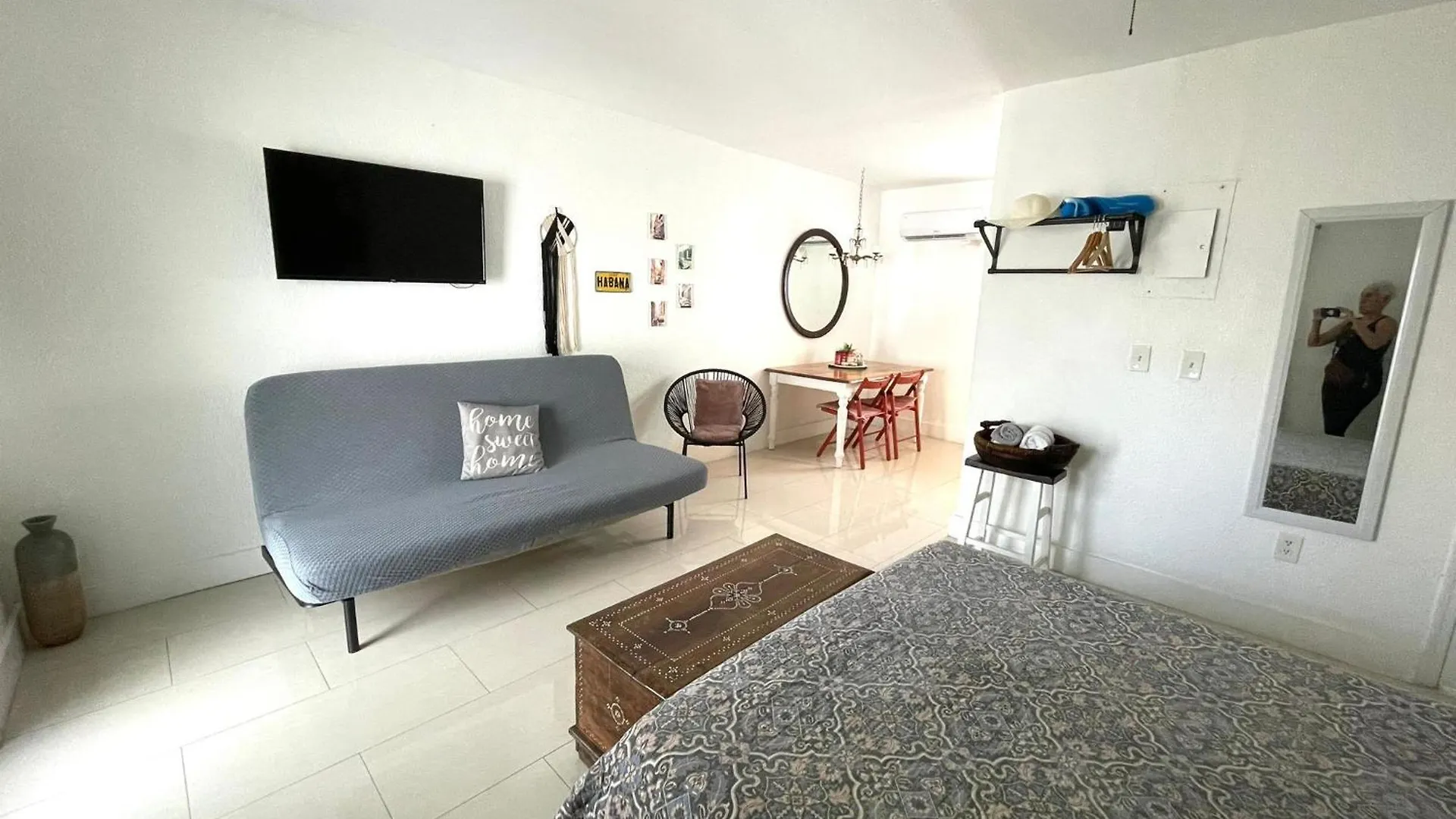Apartment Private Blocks From Coconut Grove *