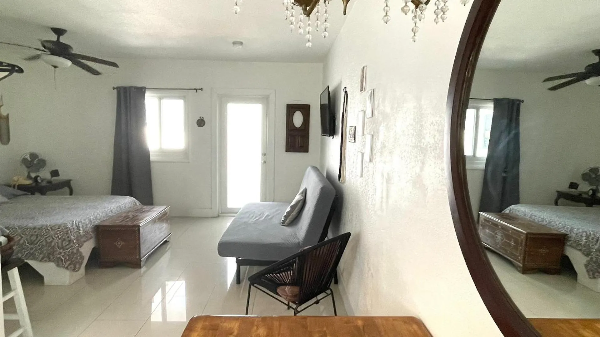 Apartment Private Blocks From Coconut Grove *