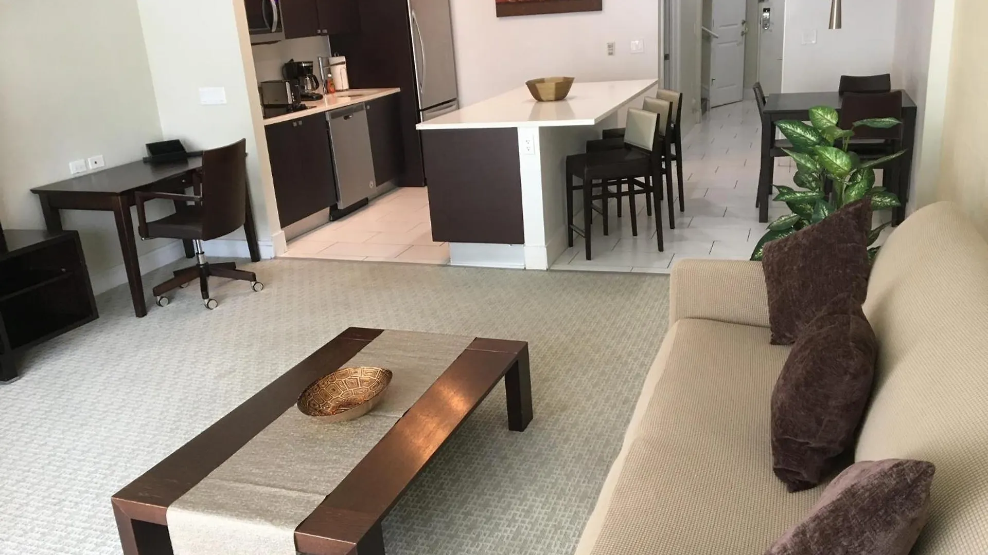 2-story 3 Bed 4 Bath At Provident At The Blue Miami 公寓式酒店